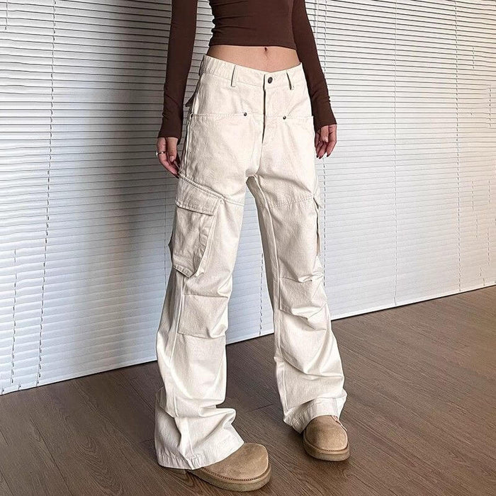 Pantalon cargo beige clair pour femme avec des jambes larges et de nombreuses poches pour un look décontracté et confortable