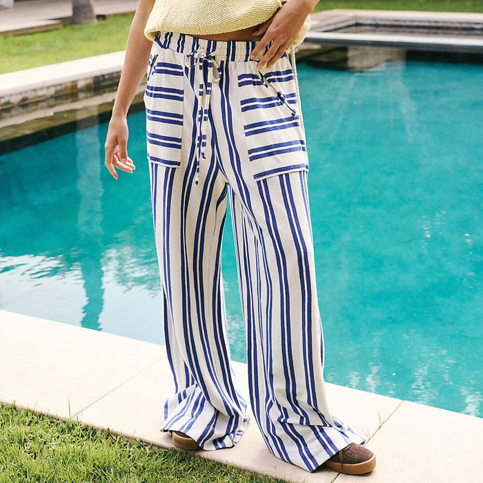 Élégant pantalon rayé pour femme - tenue de plage idéale pour une journée d'été confortable