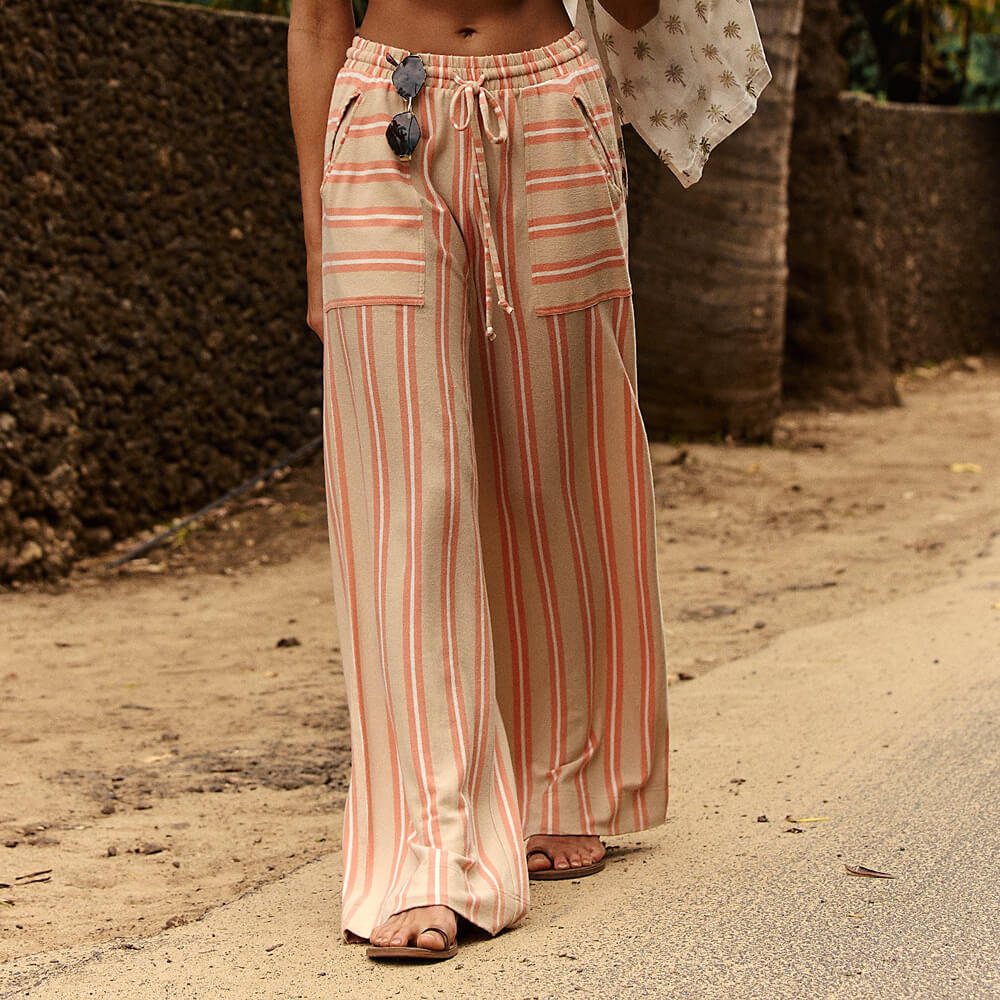 Élégant pantalon rayé pour femme - tenue de plage idéale pour une journée d'été confortable