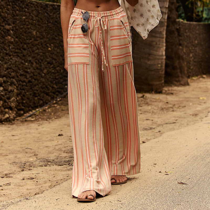 Élégant pantalon rayé pour femme - tenue de plage idéale pour une journée d'été confortable
