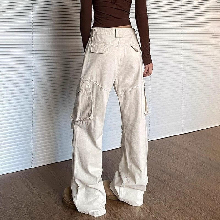 Pantalon cargo beige clair pour femme avec des jambes larges et de nombreuses poches pour un look décontracté et confortable