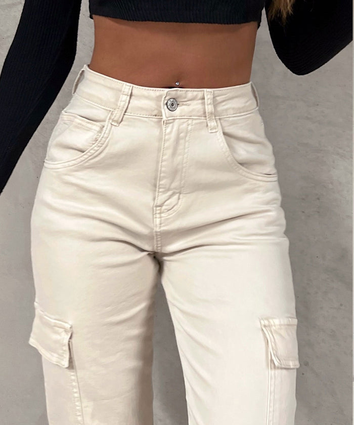 Pantalon cargo élégant pour femme, de couleur beige, avec un stretch confortable et une coupe tendance pour une élégance de tous les jours, avec des poches pratiques.