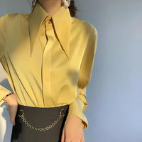 Élégante blouse féminine en satin - manches longues élégantes avec col moderne et poignets à boutons en bois de bureau