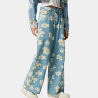 Pantalon en denim bleu pour femme avec un large imprimé floral pour un look frais et branché