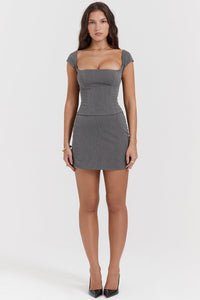 Élégante robe corset grise structurée pour une tenue féminine chic et sophistiquée
