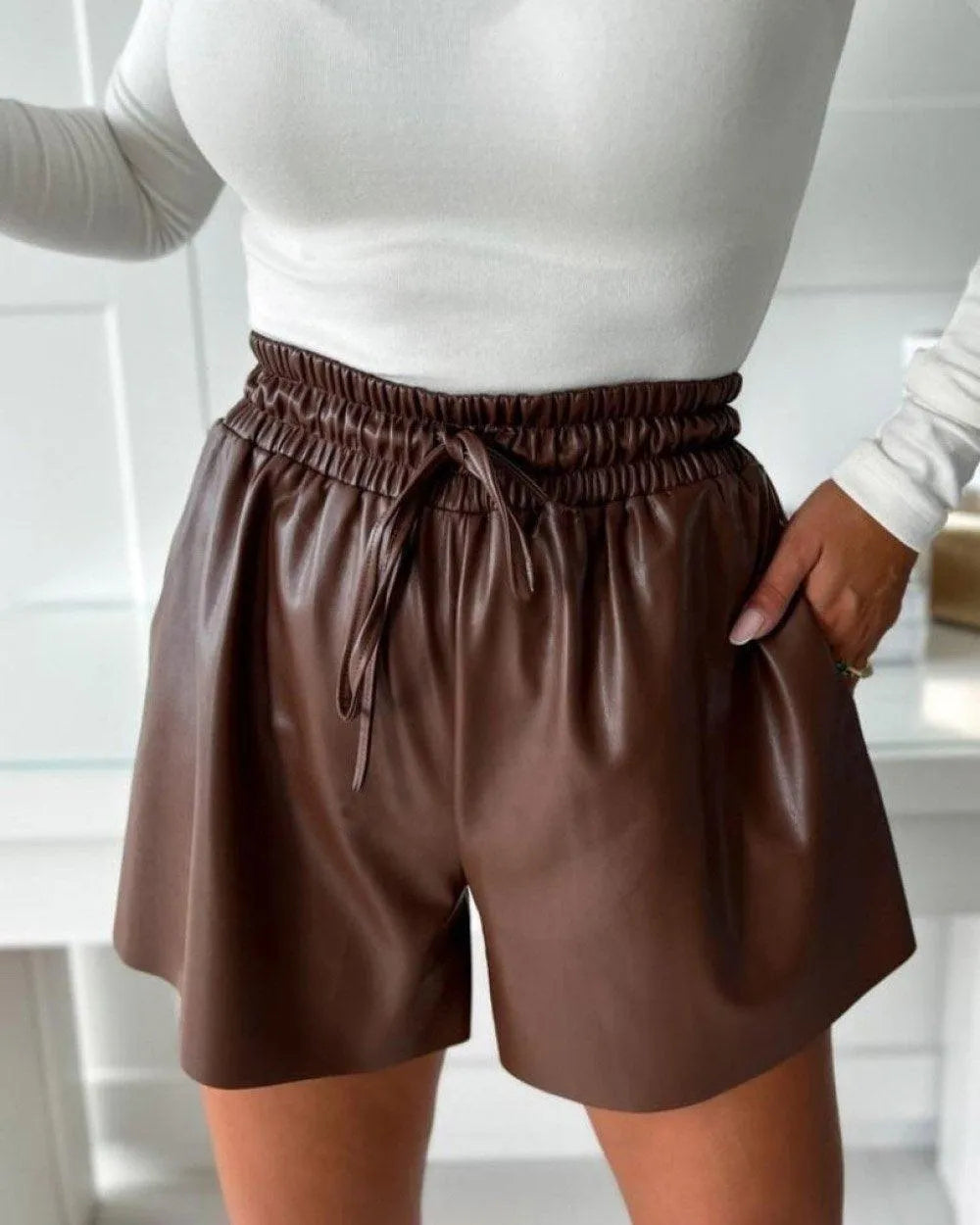 Shorts pour Femmes en Cuir Synthétique à Taille Haute avec Cordons Élastiques et Coupe Décontractée