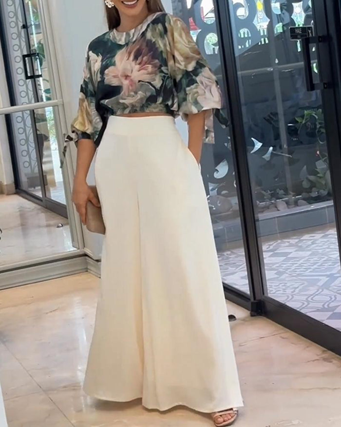 Ensemble élégant pour femmes avec haut à imprimé floral et pantalon large pour un look stylé