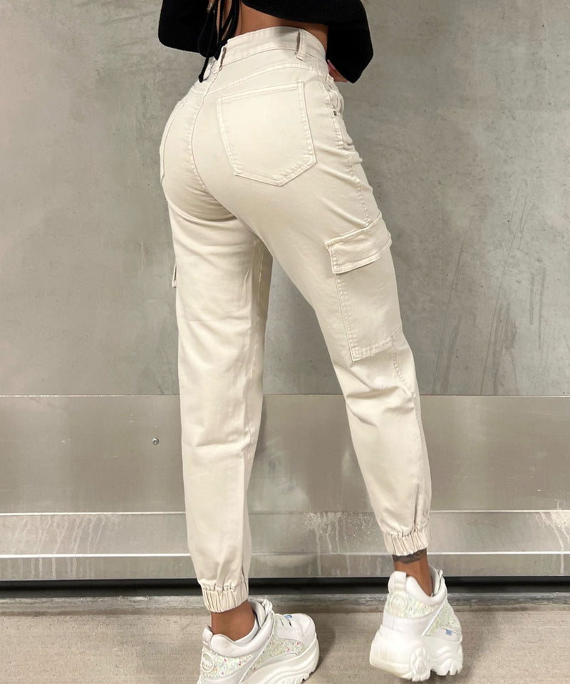Pantalon cargo élégant pour femme, de couleur beige, avec un stretch confortable et une coupe tendance pour une élégance de tous les jours, avec des poches pratiques.