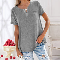 T-shirt confortable à manches courtes pour femmes, avec boutons - le parfait haut de tous les jours pour les femmes