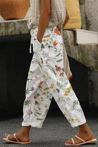 Élégant pantalon décontracté pour femmes avec un imprimé floral accrocheur - un vêtement d'intérieur confortable et aéré pour tous les jours