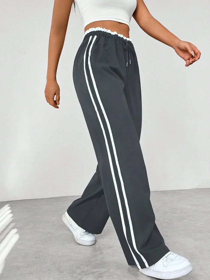 Pantalon confortable et décontracté pour femmes, avec une coupe décontractée et des rayures latérales élégantes.