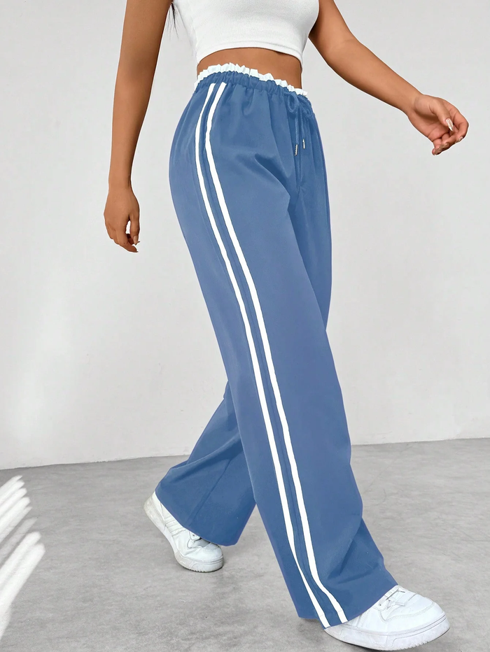 Pantalon confortable et décontracté pour femmes, avec une coupe décontractée et des rayures latérales élégantes.