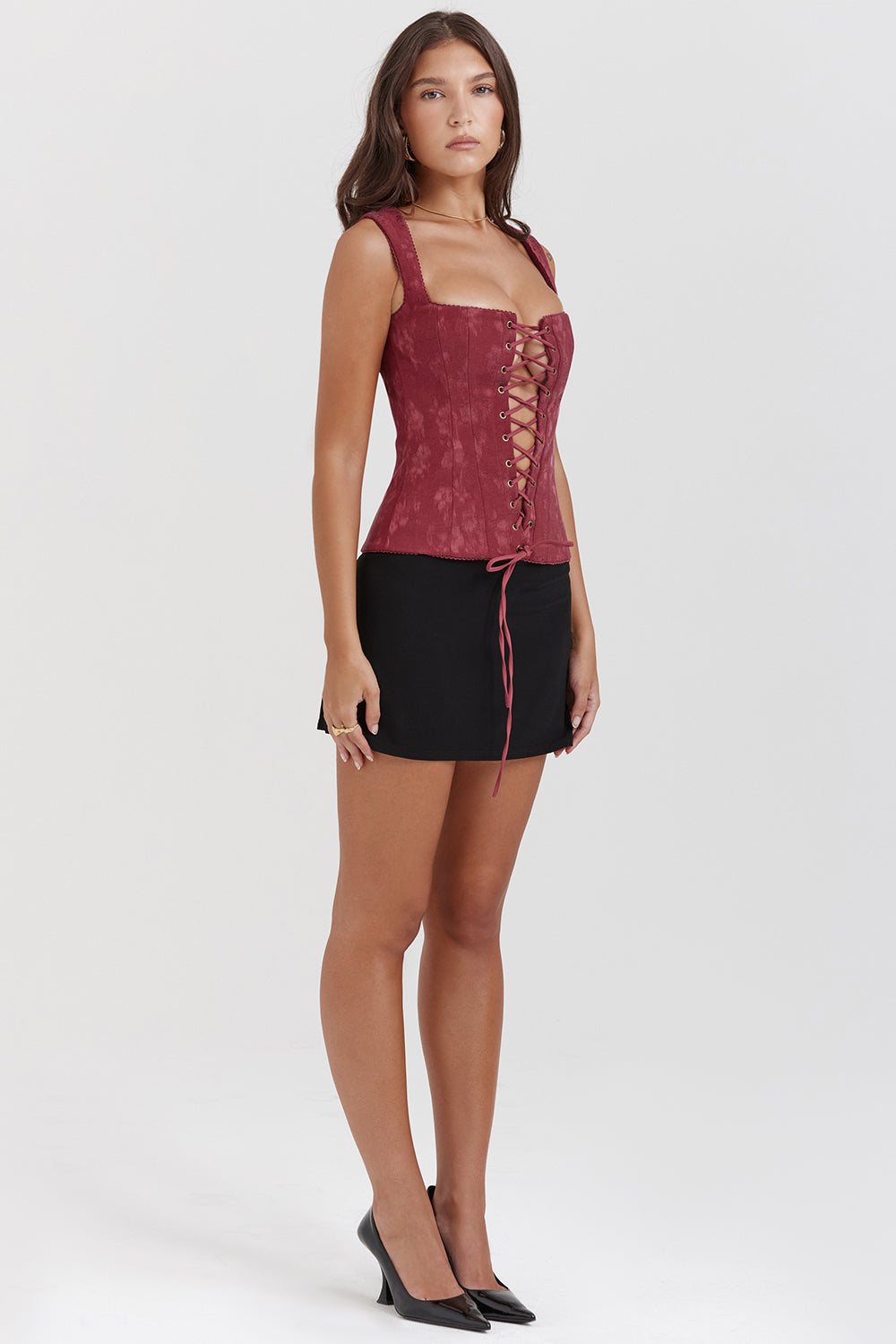 Élégant top corset à lacets pour femme, de couleur merlot, pour un look sophistiqué.