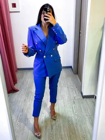 Élégant tailleur 2 pièces pour femmes avec blazer et pantalon - la tenue de bureau idéale pour la femme professionnelle moderne