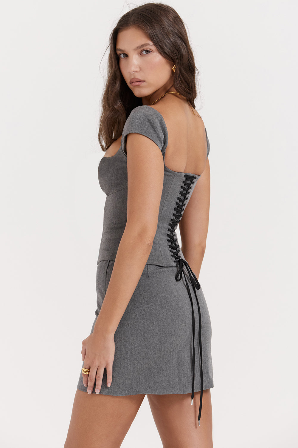 Élégante robe corset grise structurée pour une tenue féminine chic et sophistiquée