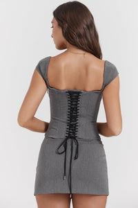 Élégante robe corset grise structurée pour une tenue féminine chic et sophistiquée