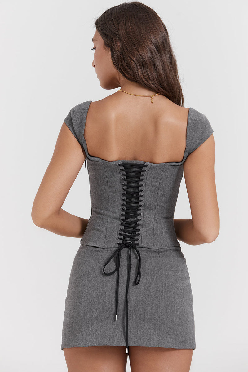 Élégante robe corset grise structurée pour une tenue féminine chic et sophistiquée