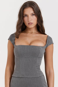 Élégante robe corset grise structurée pour une tenue féminine chic et sophistiquée