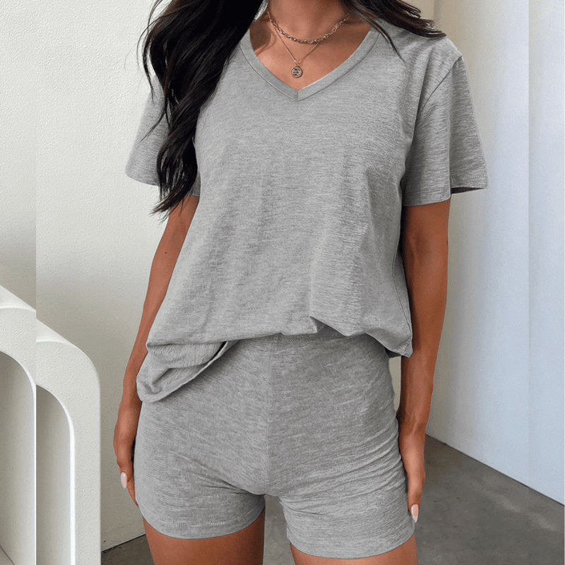 Ensemble deux pièces décontracté pour femmes avec un haut à col en V et un short confortable pour des journées décontractées et des looks polyvalents
