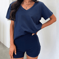 Ensemble deux pièces décontracté pour femmes avec un haut à col en V et un short confortable pour des journées décontractées et des looks polyvalents