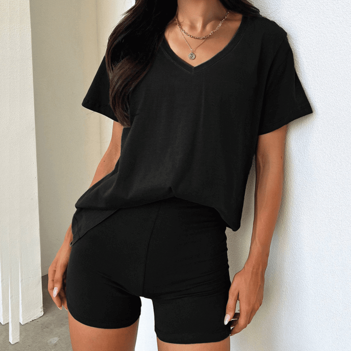 Ensemble deux pièces décontracté pour femmes avec un haut à col en V et un short confortable pour des journées décontractées et des looks polyvalents