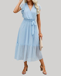 Robe féminine évasée avec col en V, manches courtes bouffantes et ourlet à volants - Style décontracté et élégant