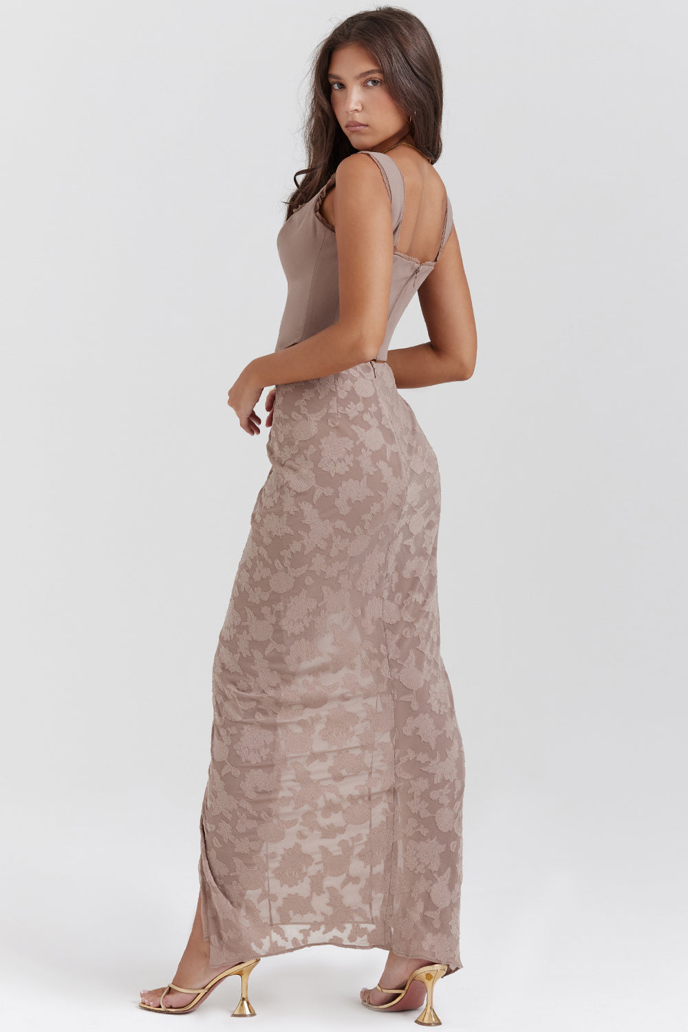 Élégante tenue pour femme comprenant un magnifique ensemble corset 2 pièces avec garniture en dentelle et une jupe longue élégante