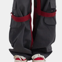 Pantalon cargo gris élégant pour femmes avec des poches pratiques pour le confort et la fonctionnalité